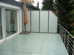 Überdachung mit Glasdach und Terrasse mit Glasboden